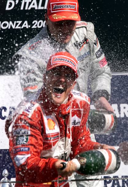 Gp d’Italia 2000. Michael Schumacher innaffiato di champagne dal secondo classificato Mika Hakkinen (Reuters)